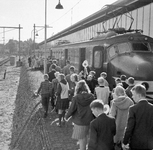 856300 Afbeelding van het vertrek van de schoolkinderen uit Meppel en Utrecht met een speciale trein na het bezoek aan ...